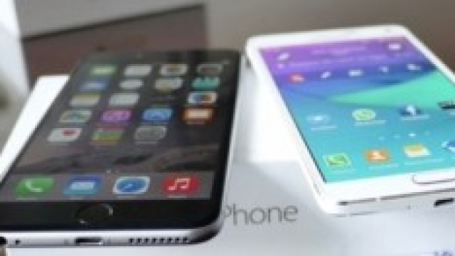 Confronto tra Samsung Note 4 e iPhone 6 Plus.