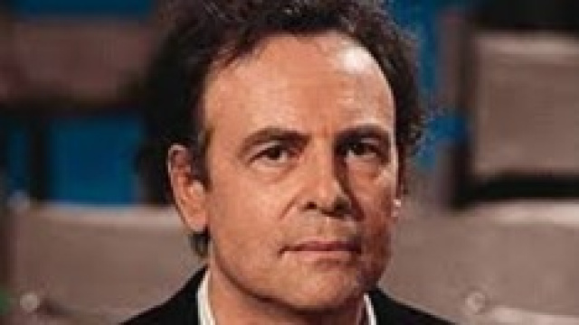 Modiano vince il Nobel per la Letteratura.