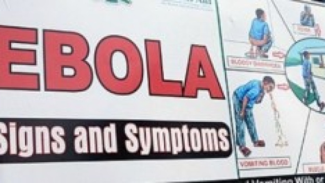 Un cartellone che descrive i sintomi dell'ebola