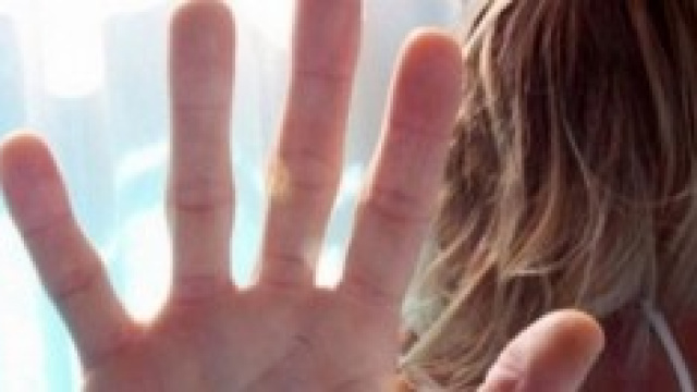 Attrice di film a luci rosse violentata per ore