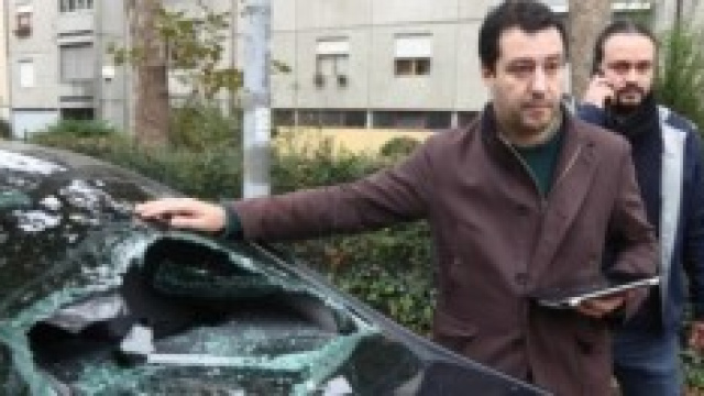 Salvini di fronte al danno arrecato alla sua auto