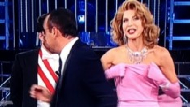 Veronica Maya protagonista di una scena 'bollente'