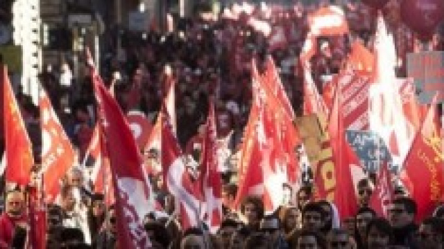 Bandiere Cgil, sciopero generale jobs act pensioni