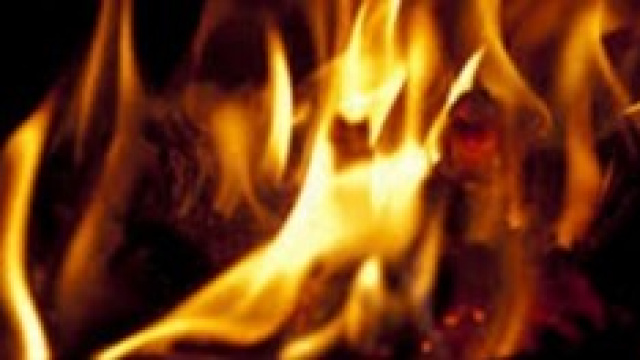 Padre eroe salva figlia da incendio 