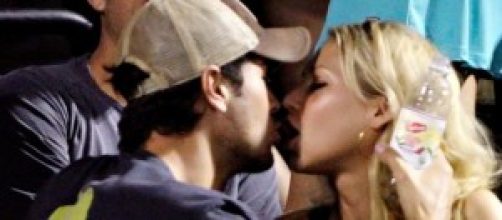 La pareja demostr&aacute;ndose su amor 