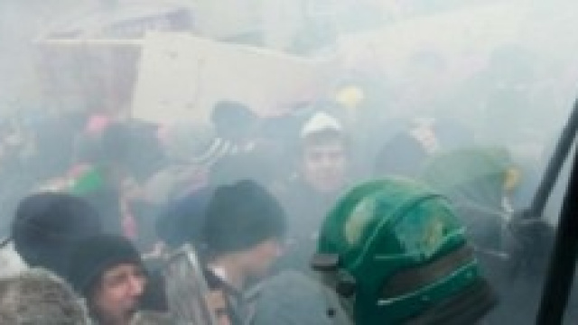 Scontro tra gruppo di manifestanti e polizia.