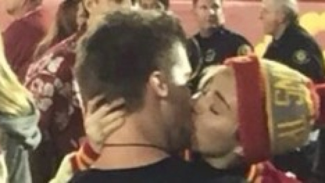Miley Cyrus e Patrick Schwarzenegger, il bacio