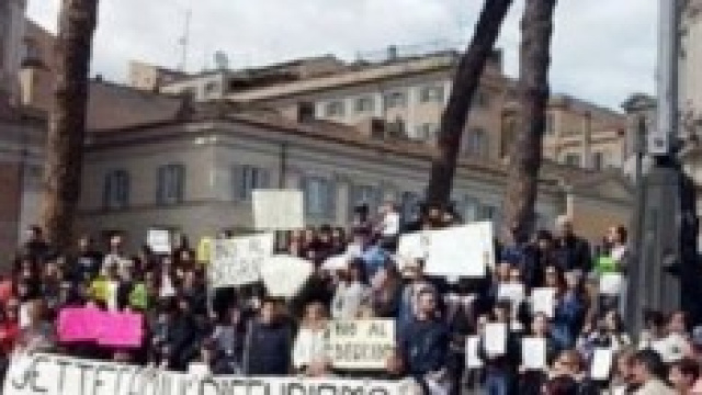 Proteste popolari contro immigrati
