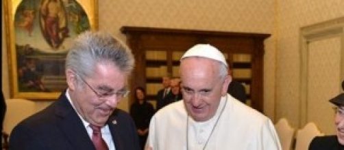 El Papa Francisco rifa todos los regalos recibidos