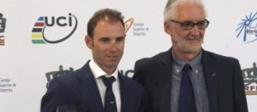 Alejandro Valverde recibiendo el premio