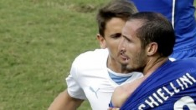 Chiellini mostra il morso di Suarez