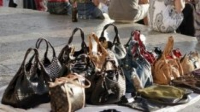 Napoli, sgomberati commercianti abusivi