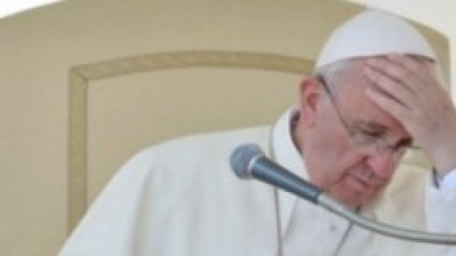 Papa Francesco assorto nei pensieri