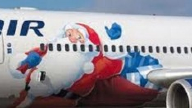 Un aereo con decorazione natalizia: opportunit&agrave;