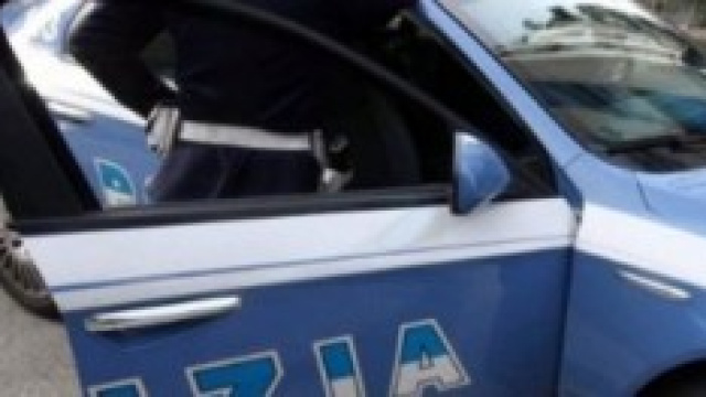 La polizia interviene a salvare la donna