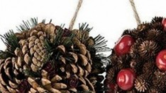 Addobbi per Natale con le pigne