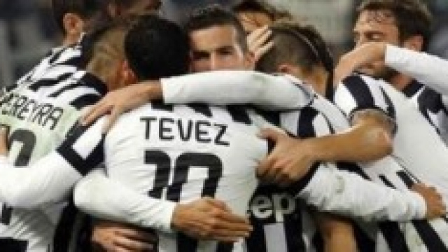 L'abbraccio dei bianconeri dopo il gol alla Lazio