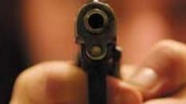 Bimbo di 3 anni spara la madre con pistola.