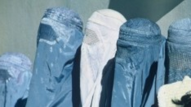 Donne coperte con il burqa