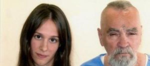 Charles Manson (80) junto a su enamorada (26) 