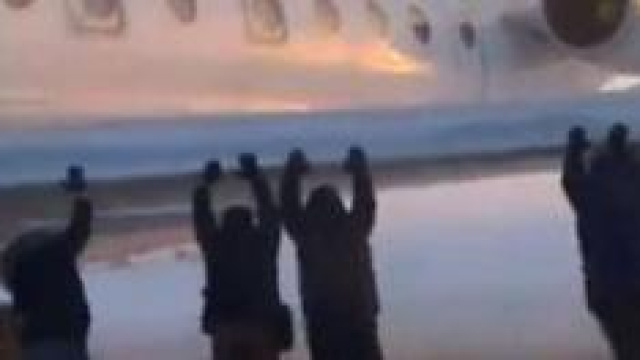 Passeggeri che spingono aereo