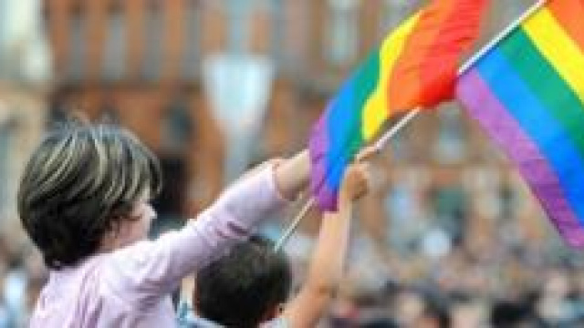 Ragazzini fotografati con la bandiera rainbow