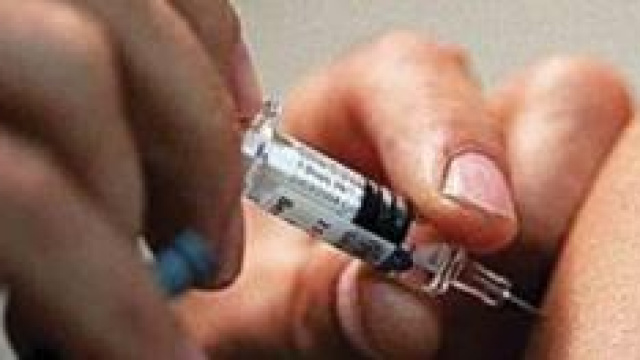 Un medico che vaccina un paziente