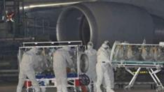 L'arrivo del medico all'aeroporto Pratica di Mare