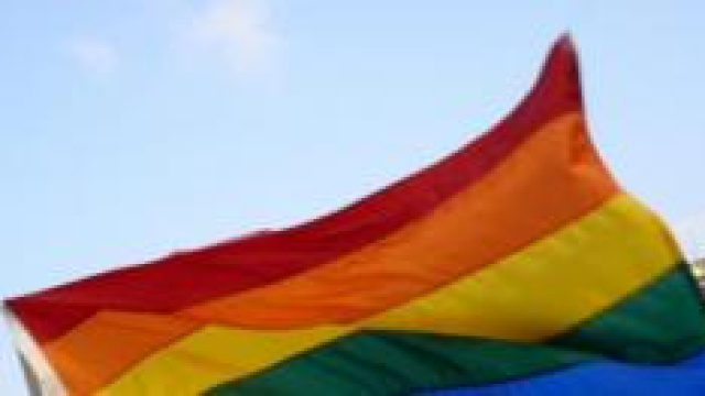 La bandiera arcobaleno, contro le discriminazioni