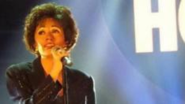 Serena nella sua imitazione di Whitney Houston