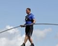 Nik Wallenda batió 2 records al cruzar entre rascacielos con los ojos vendados