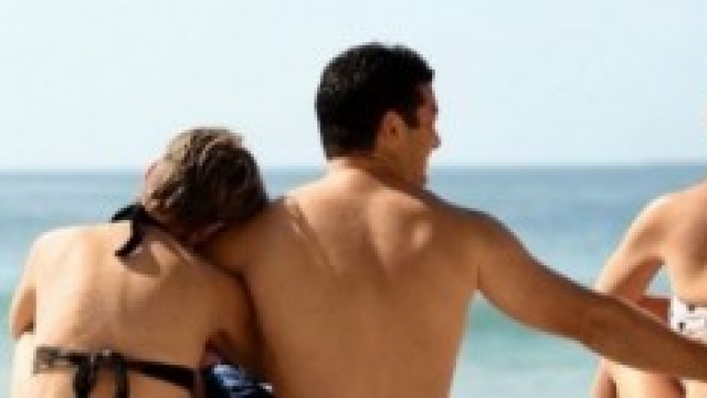 Coppia al mare con terzo incomodo