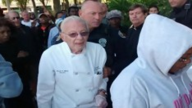 Arnold Abbott portato via dalla polizia