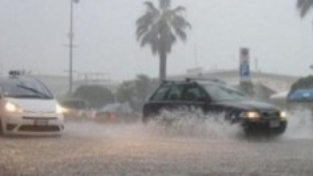 Tromba d'aria a Catania, danni a edifici e strade.