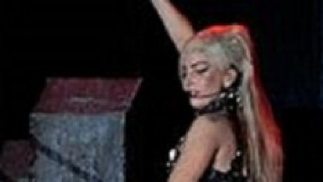 Lady Gaga in uno dei suoi spettacolari abiti 