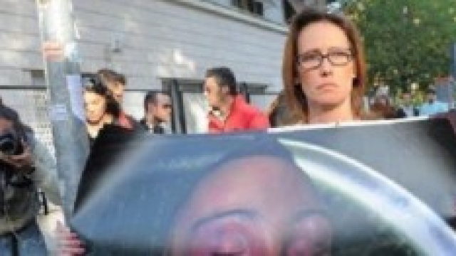 Ilaria Cucchi con la foto del fratello Stefano