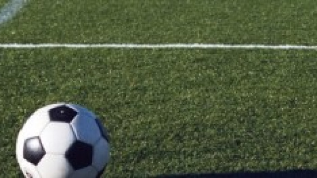 Un pallone da calcio in un campo di Serie A