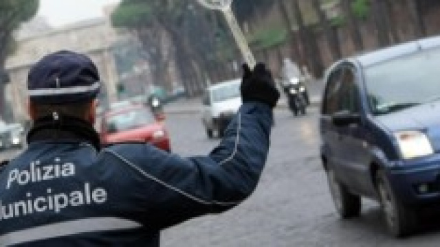 un vigile ferma un automobilista per controllo
