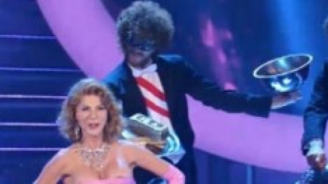 Veronica Maya imita Madonna e rimane a seno nudo