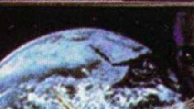 Donna spiata da alieni mentre si scatta foto