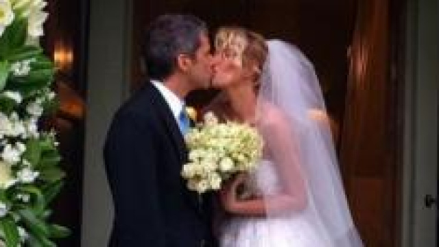 Alessia e Paolo, neo sposini al bacio