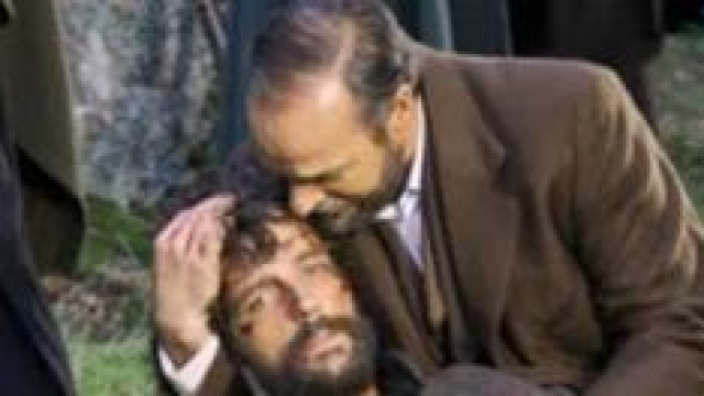 Sebastian muore tra le braccia del padre.