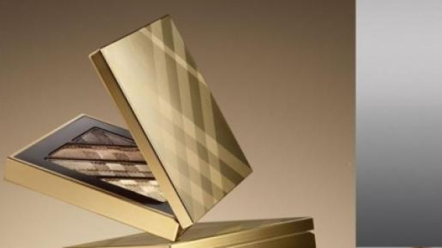 Oro, rosso e nude per il Make-up Burberry 2015