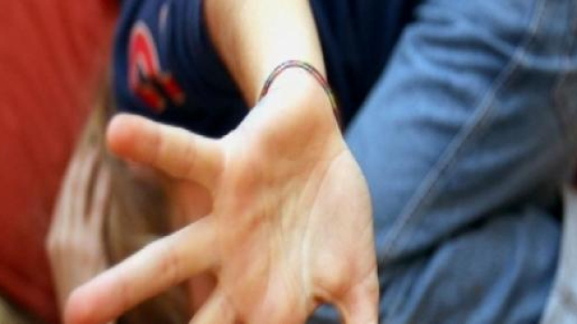 Picchiata dalla maestra, bimba finisce in coma