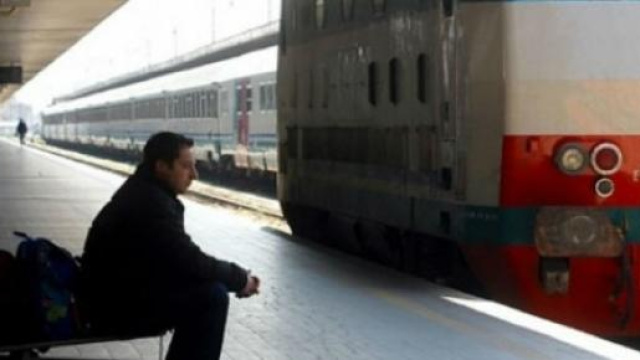 Un pendolare in attesa del treno