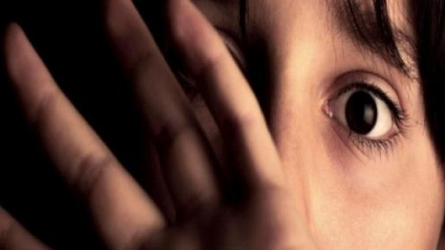 Violentata e messa incinta dal padre