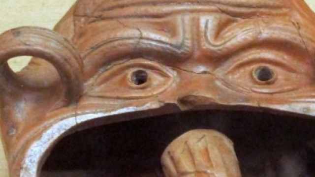 Tazza a maschera satiresca rinvenuta a Pompei 