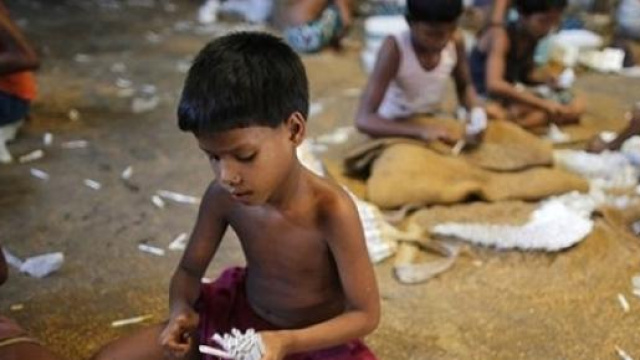 Bambini schiavi lavoratori di sigarette