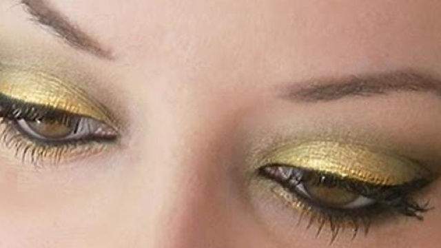 Ecco un make up oro per Natale.