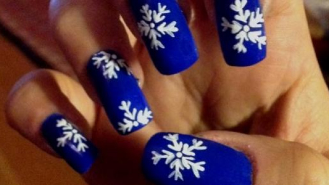 La nail art blu per Natale.